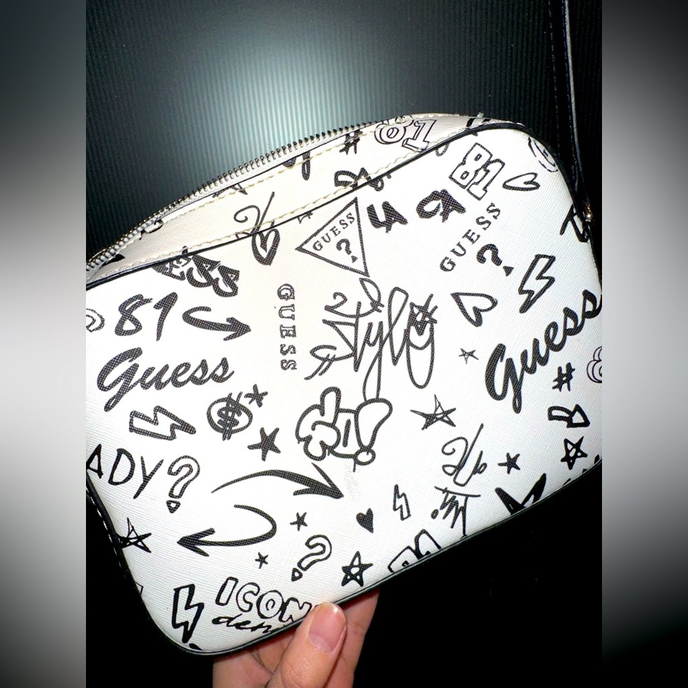 graffiti GUESS crossbody 🖤